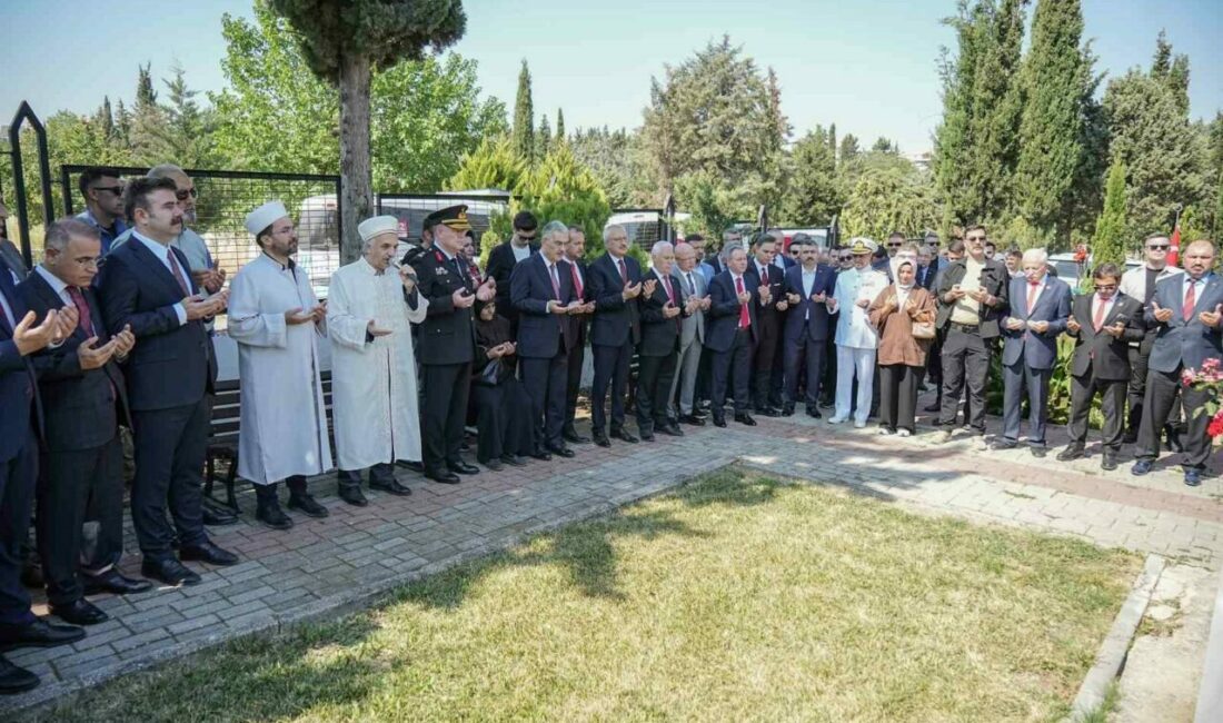 Bursa’da 15 Temmuz anma programları şehitlik ziyaretiyle başladı Bursa’da 15 Temmuz anma programları şehitlik ziyaretleri ile başladı. Bursa