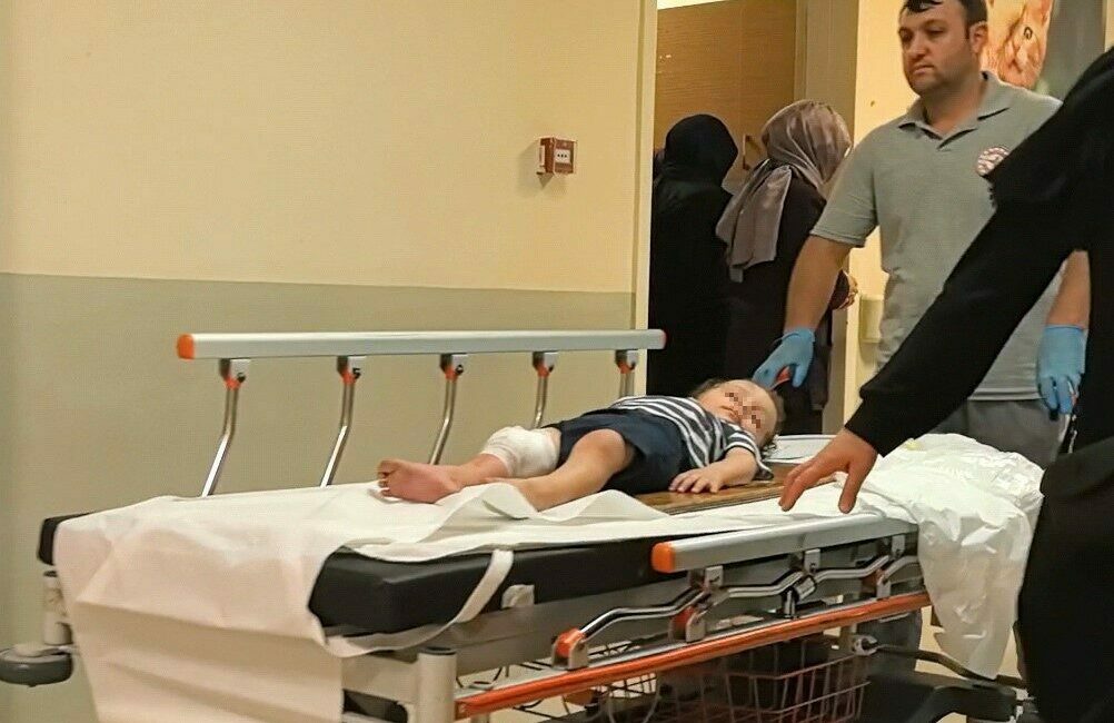 Bursa’da 3. kattan düşen 2 yaşındaki çocuk ağır yaralandı Bursa’nın İnegöl ilçesinde 3. kattaki evin penceresinden düşen 2 yaşındaki