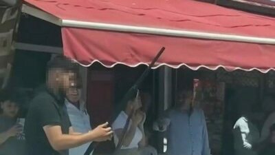 Bursa’da asker uğurlaması yapan kalabalık gurup tüfeklerle havaya defalarca ateş