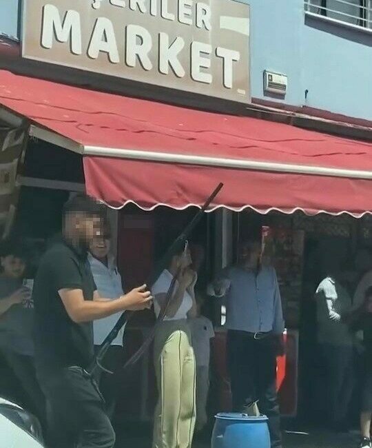 Bursa’da asker uğurlaması yapan kalabalık gurup tüfeklerle havaya defalarca ateş