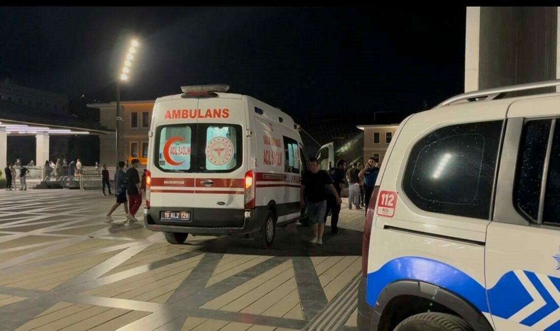 Bursa’da bıçaklı dehşet: 14 yaşındaki genç kız 4 kişiyi bıçakladı Bursa’nın Osmangazi ilçesinde akşam saatlerinde meydanda yaşanan bıçaklı saldırı, ortalığı