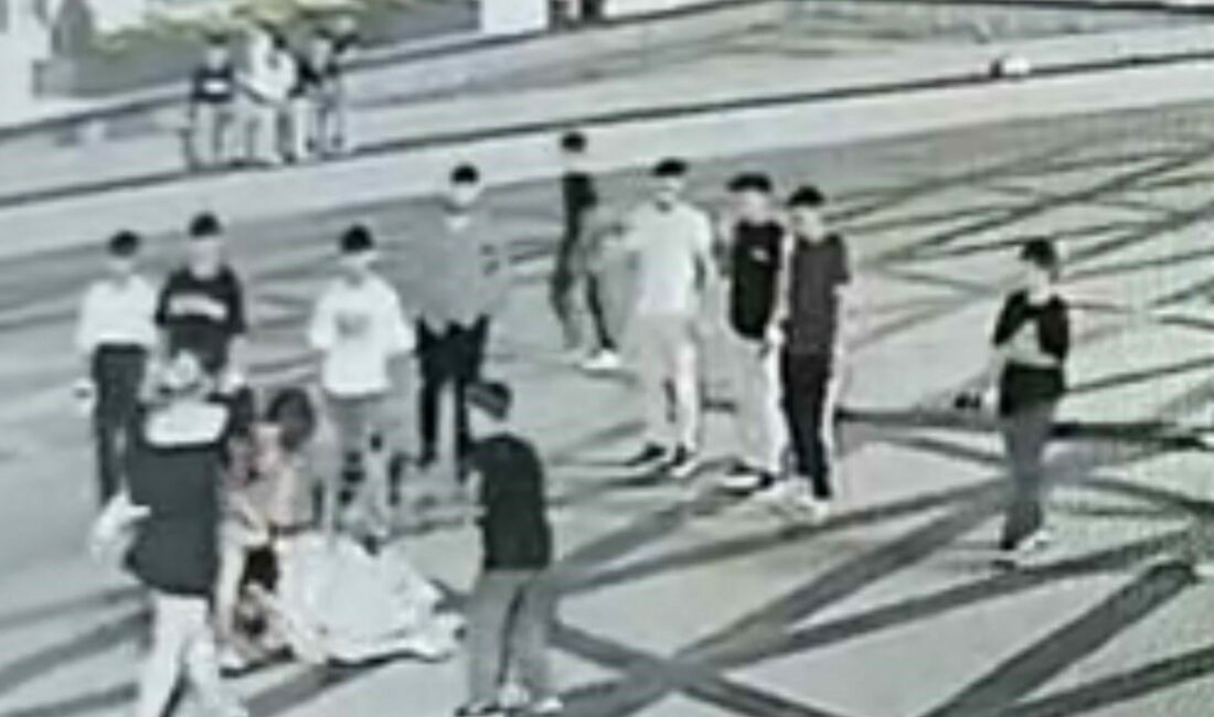 BURSA (İHA) – Bursa Kent meydanında 14 yaşındaki kız 4