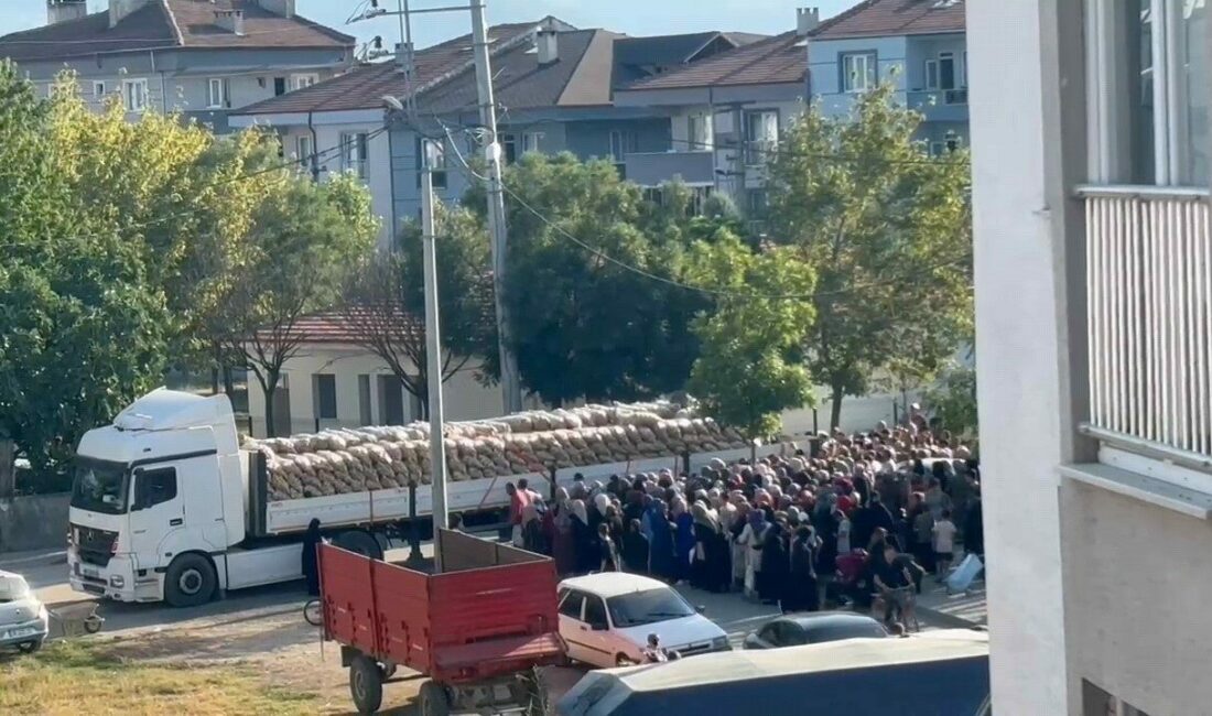 Bursa’da bir hayırsever 30 ton patatesi ücretsiz dağıttı Bursa’nın İnegöl ilçesinde bir hayırsever, ihtiyaç sahiplerine destek olmak amacıyla
