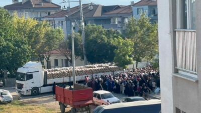 Bursa’nın İnegöl ilçesinde bir hayırsever, ihtiyaç sahiplerine destek olmak amacıyla