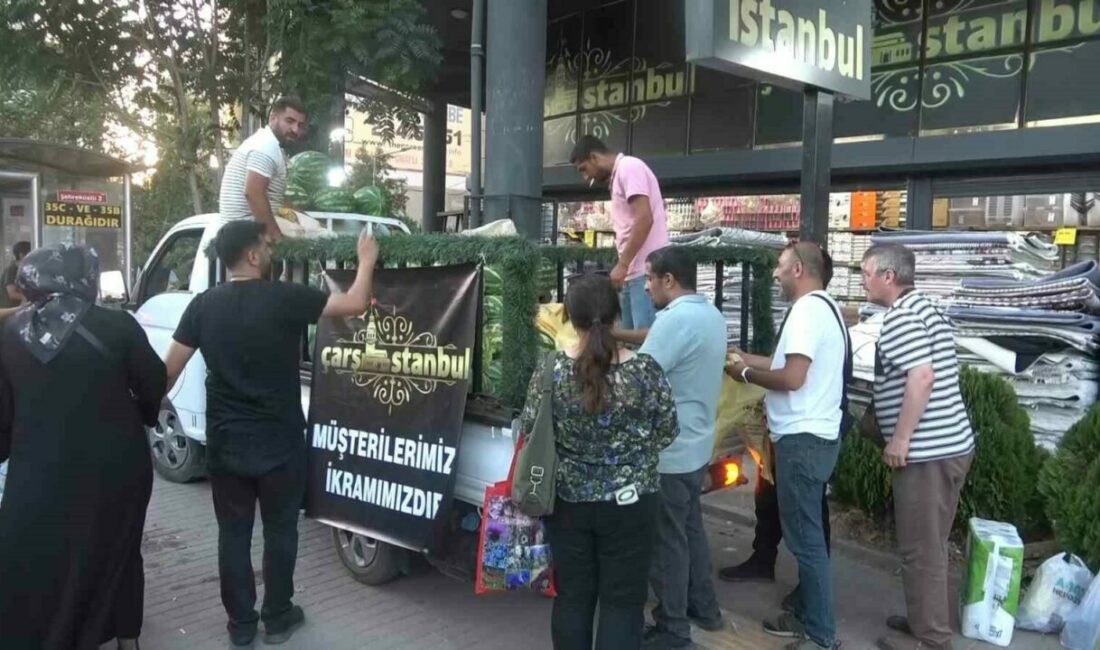 Bursa’da bir mağaza 4 kamyon karpuz dağıttı Bursa’da bir mağaza 4 kamyon karpuzu ücretsiz dağıttı. Yaklaşık 20