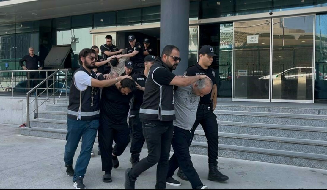 Bursa’da çökertilen ’Çetkin’ çetesinde 17 tutuklama Bursa’da esnafa çökmeye çalışan, darp ve tehdit yoluyla iş yerlerine