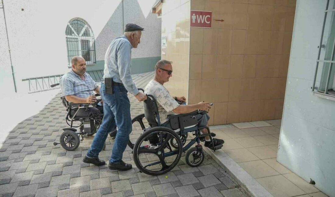 Bursa’da bedensel engelli vatandaşlar yüksek basamak nedeniyle cami lavabolarına erişemiyor,