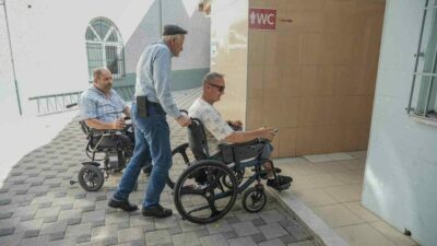 Bursa’da bedensel engelli vatandaşlar yüksek basamak nedeniyle cami lavabolarına erişemiyor,