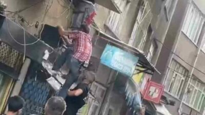 Bursa’da bir evde çıkan yangında içeride mahsur kalan kadın, vatandaşlar