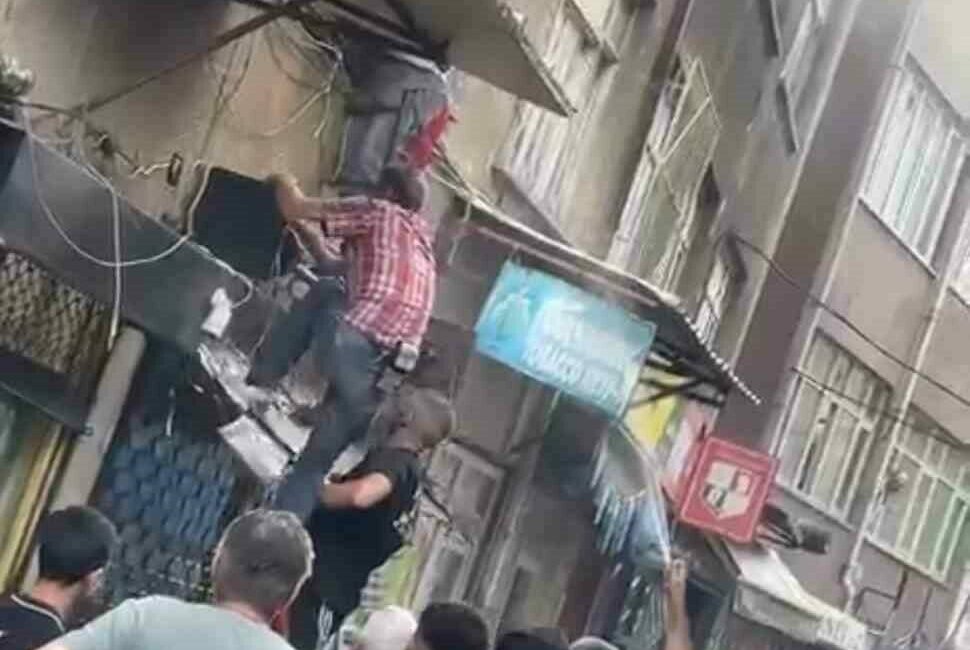 Bursa’da evde çıkan yangında alevlerin arasında kalan kadını mahalleli kurtardı Bursa’da bir evde çıkan yangında içeride mahsur kalan kadın, vatandaşlar