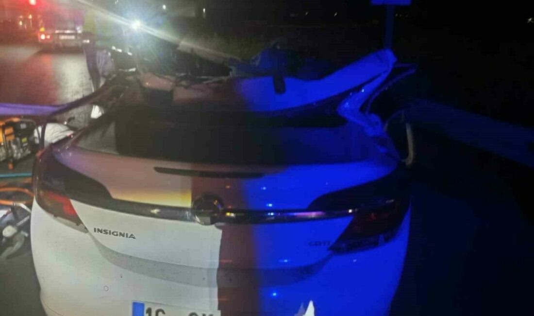 Bursa’daki feci kazada polis ve ailesi hayatını kaybetti Bursa’da otomobilin tali yoldan ana yola çıkmak isteyen kamyonla çarpıştığı