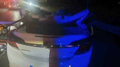 Bursa’da otomobilin tali yoldan ana yola çıkmak isteyen kamyonla çarpıştığı