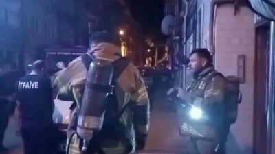 Bursa’da gece yarısı bir apartmandan yükselen dumanlar, mahalleliyi sokağa döktü.
