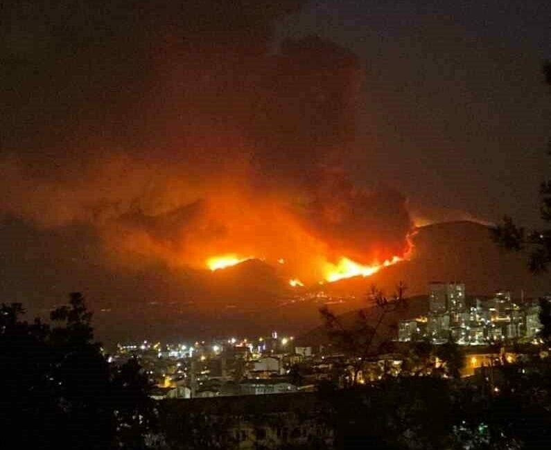 Bursa’da yangın sebebiyle Karahıdır Mahallesi boşaltılıyor Bursa’nın Kestel ve Gürsu ilçeleri arasındaki ormanlık alanda başlayan yangın etkisini arttırarak