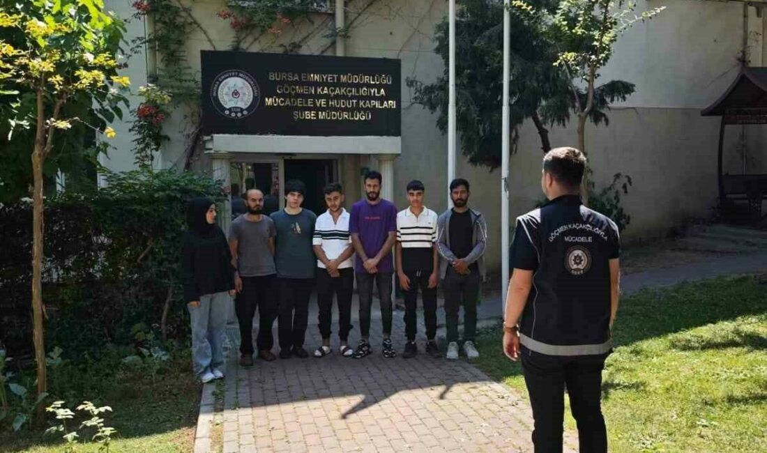 Bursa’da göçmen kaçakçılığı operasyonu: 7 yabancı uyruklu şahıs ve organizatör yakalandı Bursa’da polis ekipleri, yasa dışı yollarla yabancı uyruklu şahısları taşıyan