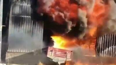 Bursa’da bir ihracaat deposu alevlere teslim oldu. İtfaiye ekipleri tarafından