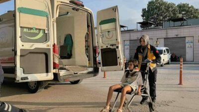 Bursa’nın İnegöl ilçesinde iki otomobilin çarpıştığı kazada 1’i ağır 4