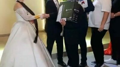 Bursa’da dünya evine giren çifte, damat ve gelinin arkadaşları oyun