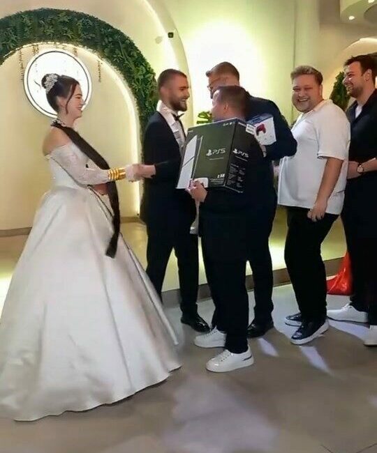 Bursa’da dünya evine giren çifte, damat ve gelinin arkadaşları oyun