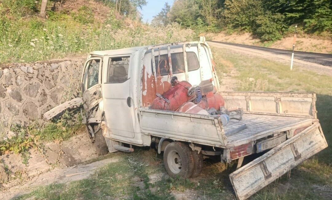 Bursa’da kamyon ile kamyonet çarpıştı: 1 yaralı Bursa’nın İnegöl ilçesinde meydana gelen kazada kamyonet ile kamyon çarpıştı: