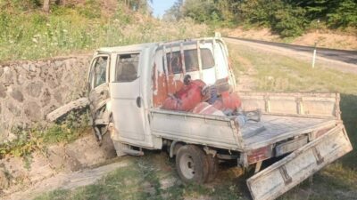 Bursa’nın İnegöl ilçesinde meydana gelen kazada kamyonet ile kamyon çarpıştı: