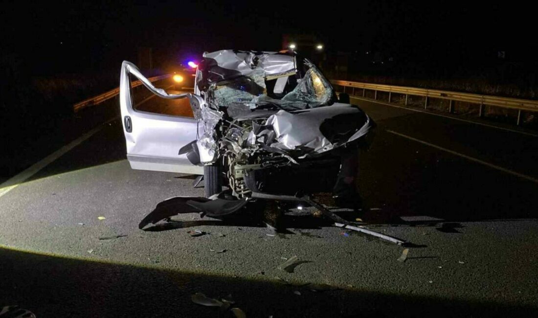 Bursa’da kontrolden çıkan araç tıra çarptı: 1 ağır yaralı Bursa’nın Kestel ilçesinde meydana gelen kazada kontrolden çıkan hafif ticari