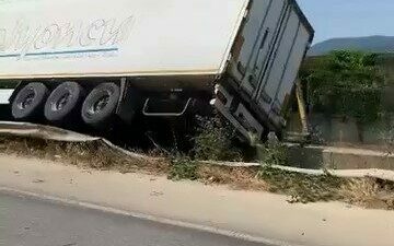 Bursa’nın Kestel ilçesinde kontrolden çıkan tır, bariyerlere çarparak devrildi. Kazada