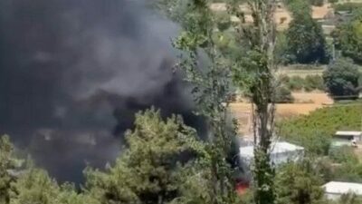 Bursa’nın Nilüfer ilçesinde otluk alanda başlayan yangın hurda araç deposuna