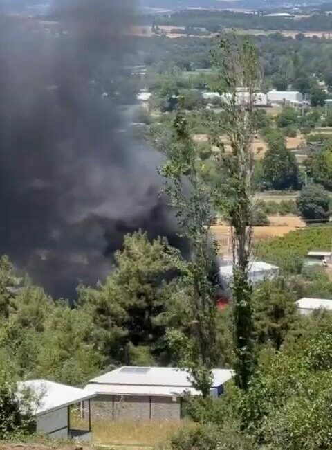 Bursa’nın Nilüfer ilçesinde otluk alanda başlayan yangın hurda araç deposuna