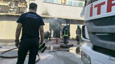 Bursa’nın İnegöl ilçesinde faaliyet gösteren bir mobilya fabrikasında yangın çıktı.