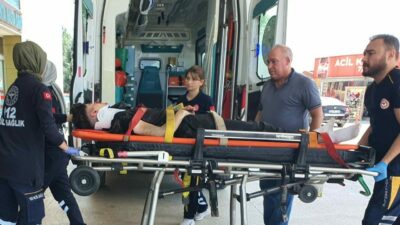 Bursa’nın İnegöl ilçesinde kontrolden çıkan motosiklet dolmuş durağına çarptı. Kazada