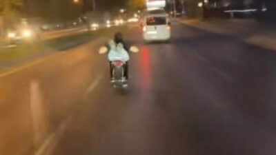 Bursa’da bir motosiklet sürücüsü, Ankara yolunda trafikte seyrederken motosikletin üzerine