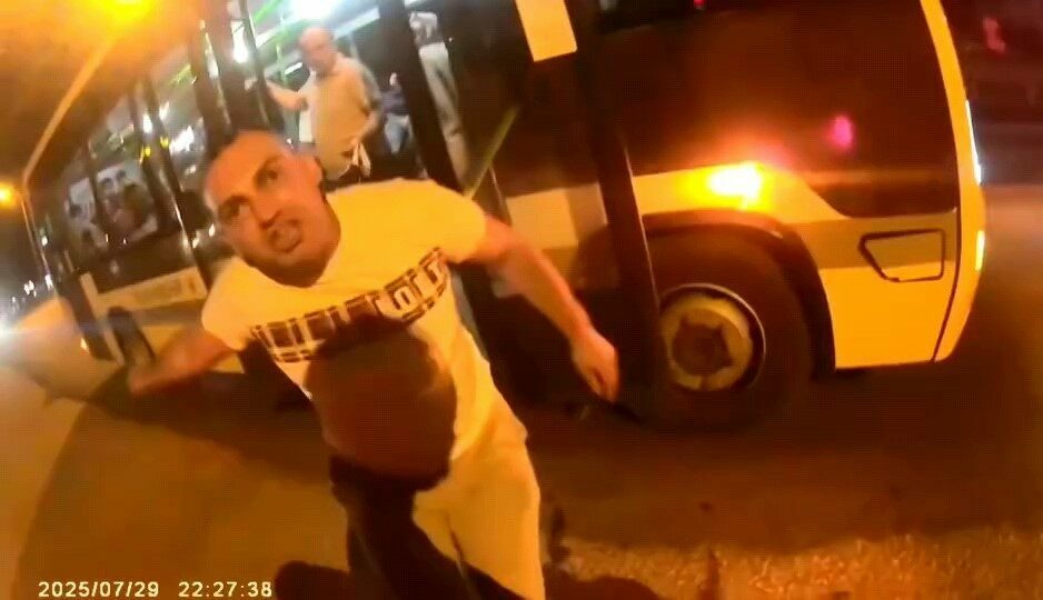 Bursa’da otobüs şoförü ile motosiklet sürücüsü arasında yol verme tartışması Bursa’nın İnegöl ilçesinde sollama yapan bir motosiklet sürücüsü, özel halk