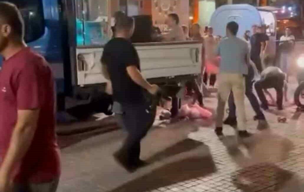 Bursa’da seyyar satıcılar ile zabıta arasında gerginlik Bursa’nın Mudanya ilçesi sahil bandında zabıta ekipleri ile seyyar satıcılar