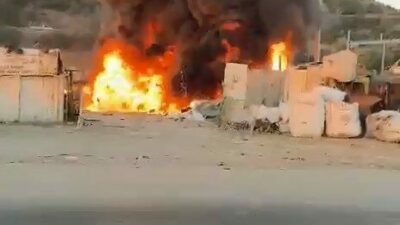 Bursa’nın Osmangazi ilçesinde geri dönüşüm tesisinin atık kağıt bölümünde çıkan