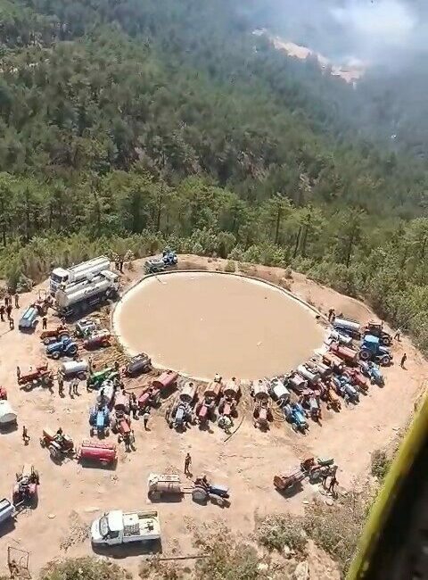 Bursa’daki yangılarda traktörlü çiftçi ordusu helikopterden görüntülendi Bursa’nın Harmancık ilçesinde 5 gün süren orman yangınında su bitince