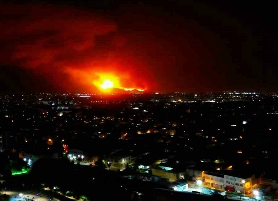 Bursa’nın Gürsu ilçesindeki ormanlık alandaki yangında, patlamalar dron ile havadan