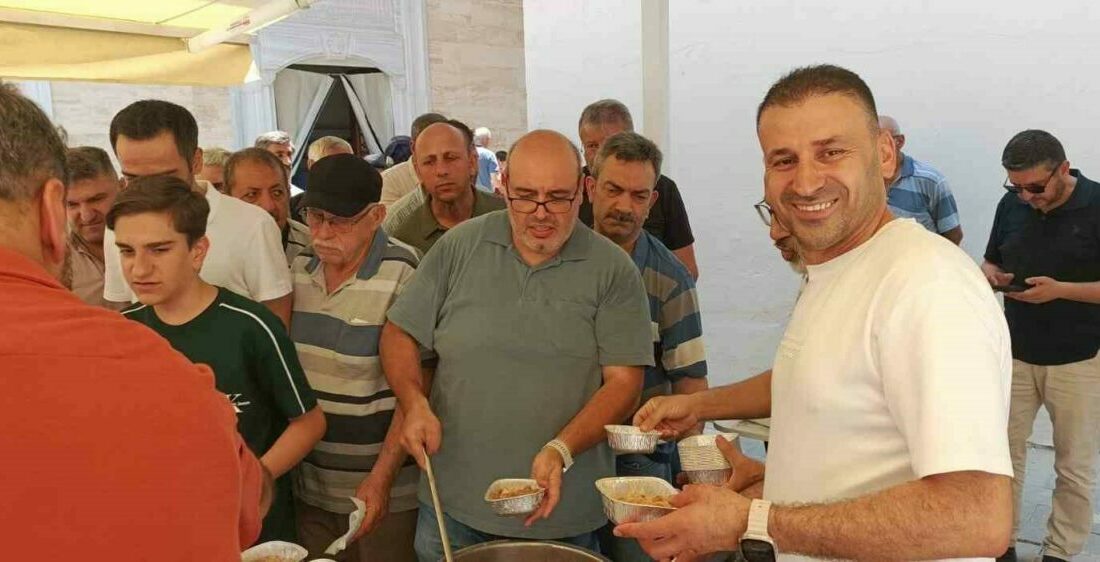 Bursalı esnaf bin 200 kişiye aşure dağıttı Bursa’nın Osmangazi ilçesine bağlı Emek Mahallesi’nde bir esnaf cami bahçesinde