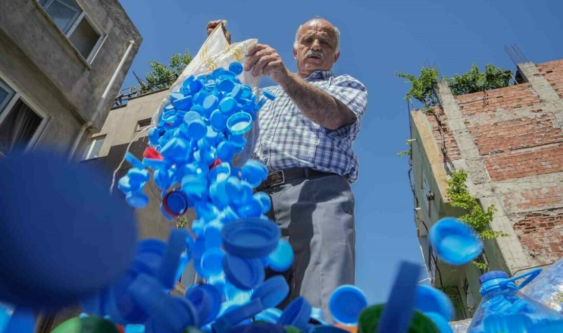 Bursa’nın sessiz kahramanı 3 yılda topladığı 2 milyon kapakla ihtiyaç sahiplerine destek oldu Bursa’da yaşayan 62 yaşındaki Nazım Gökçe, emekli olmasının ardından hayatını