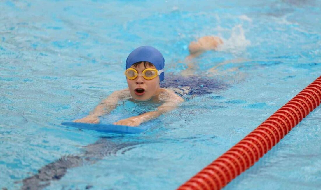 Büyükşehir Yaz Okulları’nda minik yüzücülerin sertifika heyecanı Bursa Büyükşehir Belediyesi tarafından düzenlenen Yaz Spor Okulları’ndaki yüzme branşında