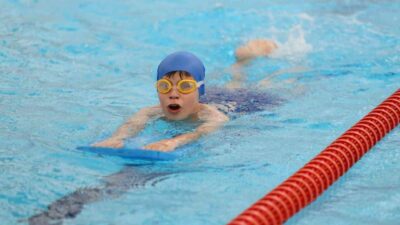 Bursa Büyükşehir Belediyesi tarafından düzenlenen Yaz Spor Okulları’ndaki yüzme branşında