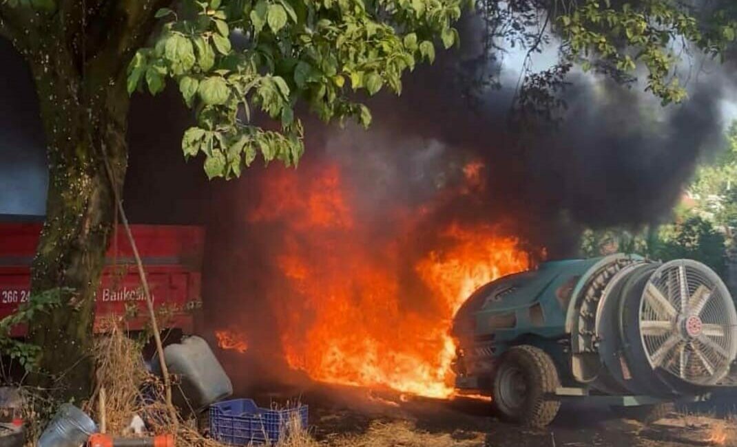 Çiftçinin ilaçlama makinesi alev topuna döndü Bursa’nın İnegöl ilçesinde bahçedeki ilaçlama makinesi alev topuna döndü. Alevler