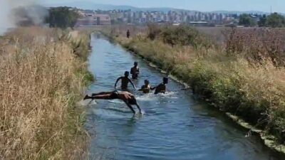 Bursa’nın Mustafakemalpaşa ilçesinde otluk alanda yaşanan yangın ilginç anlara sahne