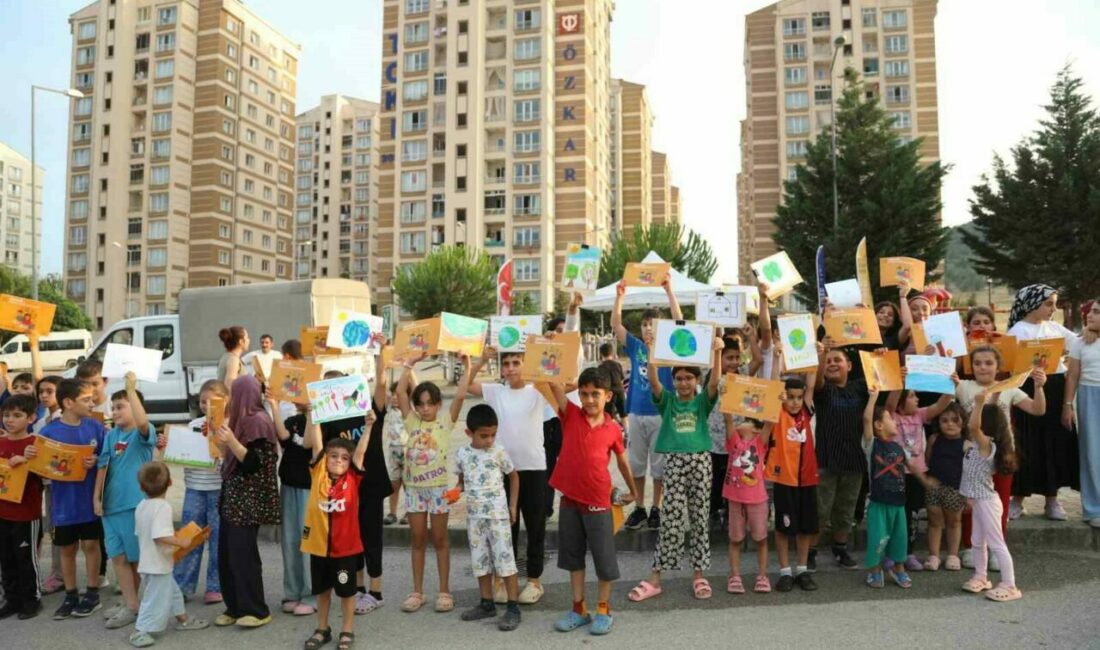 Çocukları gülümsetiyor, yaraları birlikte sarıyoruz Bursa Büyükşehir Belediyesi, yangın bölgesinde endişe yaşayan ve yaşam alanlarından