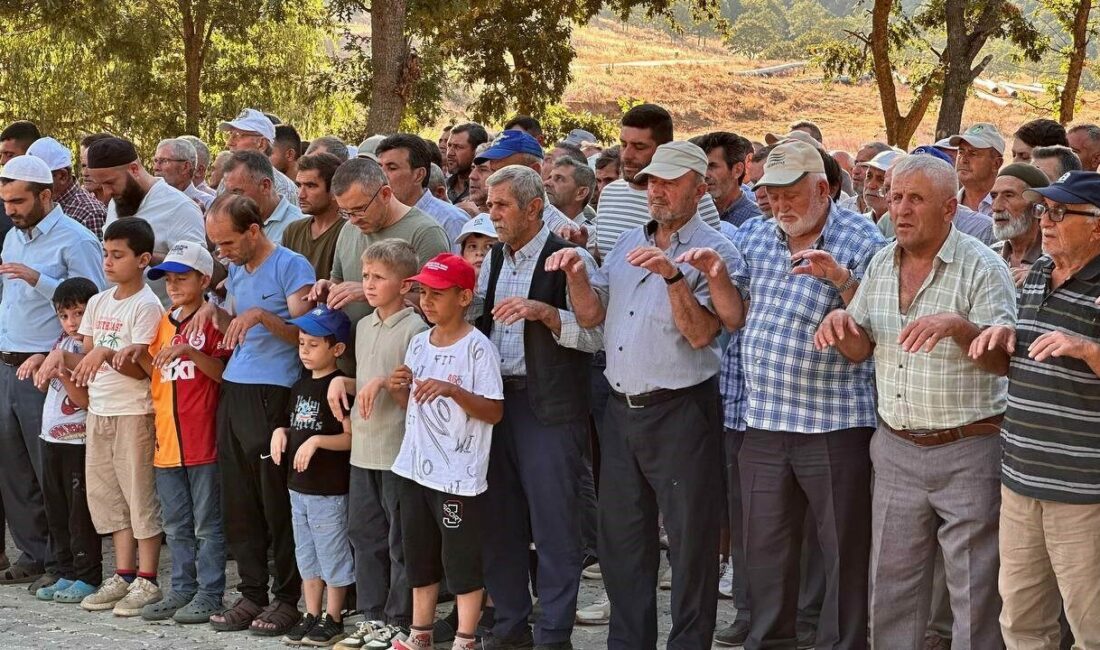 Eller yağmur ve orman yangınları için semaya açıldı Bursa’nın İznik ilçesinde çiftçiler kuraklık ve orman yangınlarına karşı yağmur