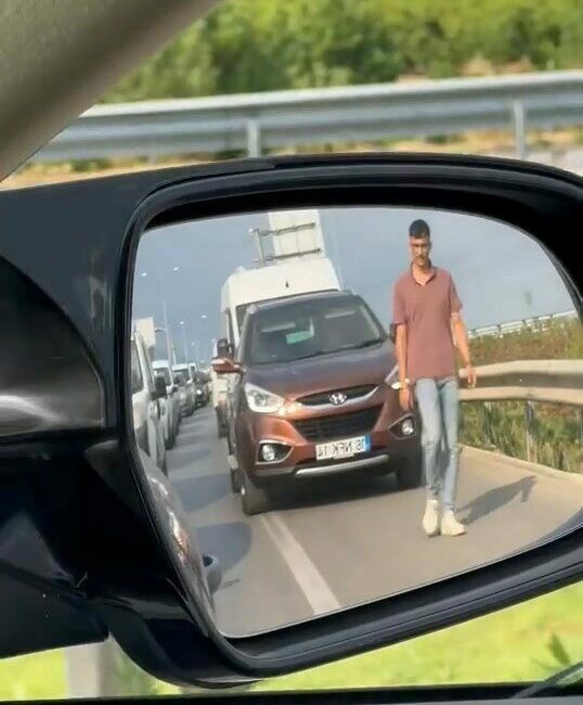 Emniyet şeridini ihlal edenleri yürüyerek cezalandırdı Bursa’da emniyet şeridini ihlal eden otomobillere ders vermek isteyen bir