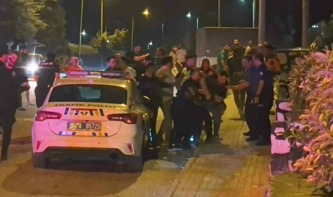 Gençler arasındaki kavga kamerada… Polis biber gazı sıktı, gözaltına aldı Bursa’da gençler arasındaki kavgaya aileler de karıştı. Yaşanan arbede kameraya