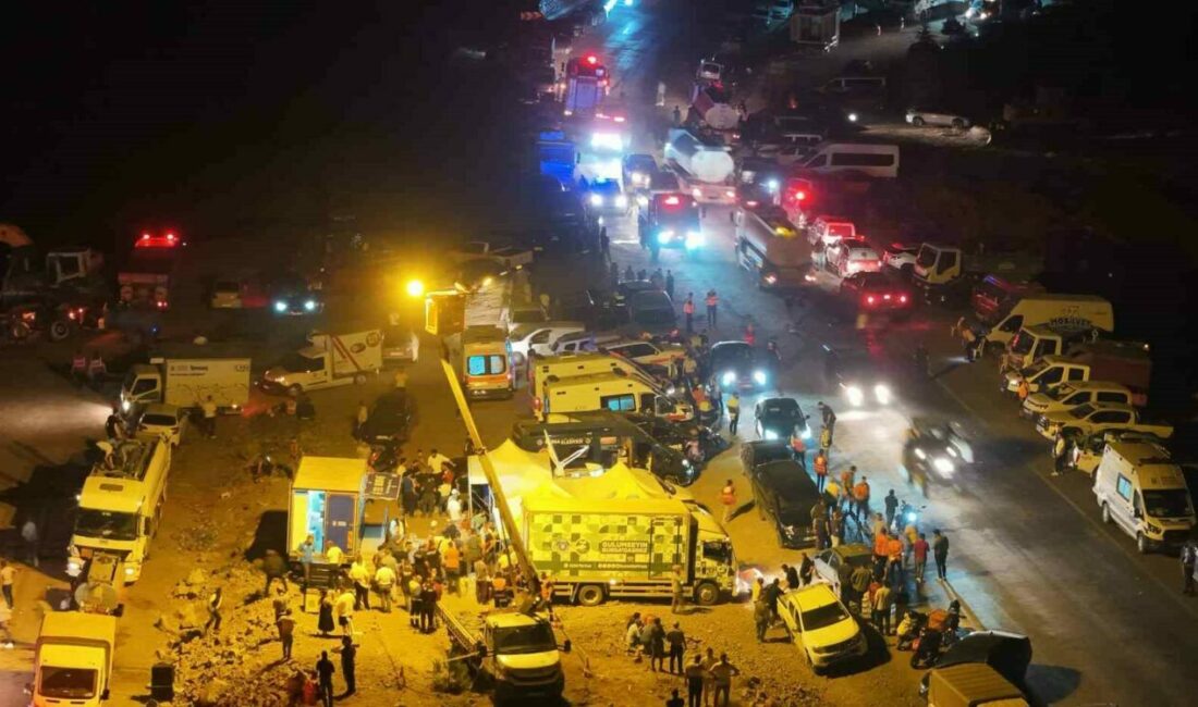 Gözlerini kırpmadan alevlerle mücadele için koşuşturuyor Bursa’nın Harmancık ilçesinde 4’üncü gününe gelinen orman yangına müdahale eden