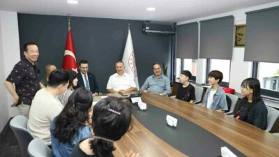 Güney Kore’nin Hwaseong kentinde bulunan Isol Temel Eğitim Okulu’nun yöneticileri,