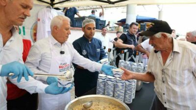 Bursa Büyükşehir Belediyesi, Muharrem ayı dolayısıyla kentin farklı noktalarında vatandaşlara